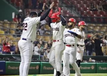Abraham Almonte conecta jonrón y los Leones ganan segundo en casa
