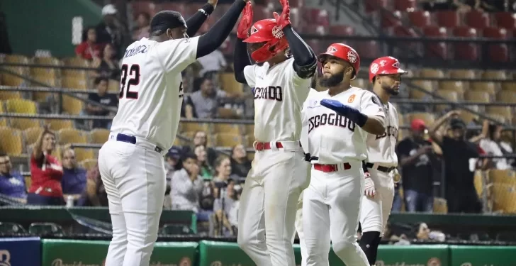 Abraham Almonte conecta jonrón y los Leones ganan segundo en casa