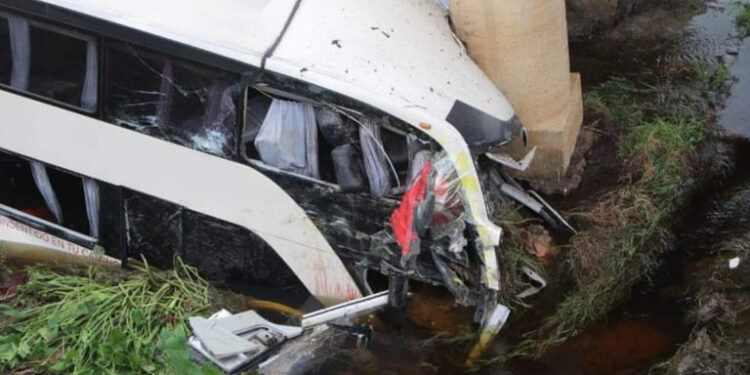 Al menos doce muertos y 58 heridos al caer de un puente un autobús en México