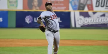 Pitcheo de Romero lleva al Escogido a frenar a Estrellas y a provocar un triple empate