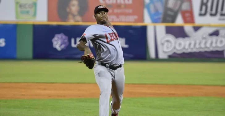 Pitcheo de Romero lleva al Escogido a frenar a Estrellas y a provocar un triple empate