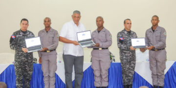 Gobierno hace entrega de 1,077 laptops a conscriptos para impulsar la reforma educativa policial