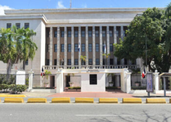 Educación suspende labores tras incendio en la institución