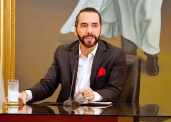Nayib Bukele pide licencia para buscar reelección en El Salvador