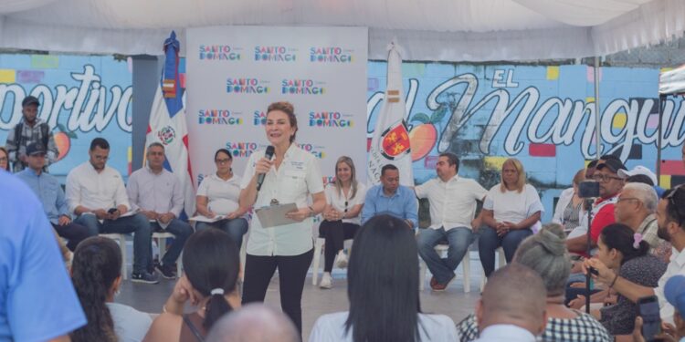 Carolina Mejía se reune con comunitarios de El Manguito y dispone aciones inmediatas en el sector