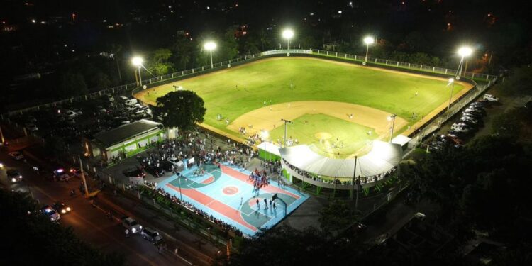 Alcalde Kelvin Cruz inaugura moderno complejo deportivo en El Pino, La Vega