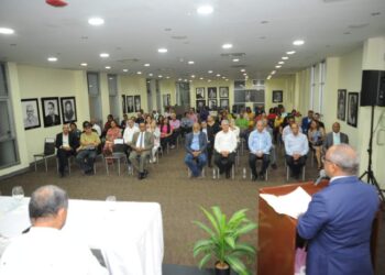 Olivo de León pone en circulación obra sobre periodismo y Relaciones Internacionales