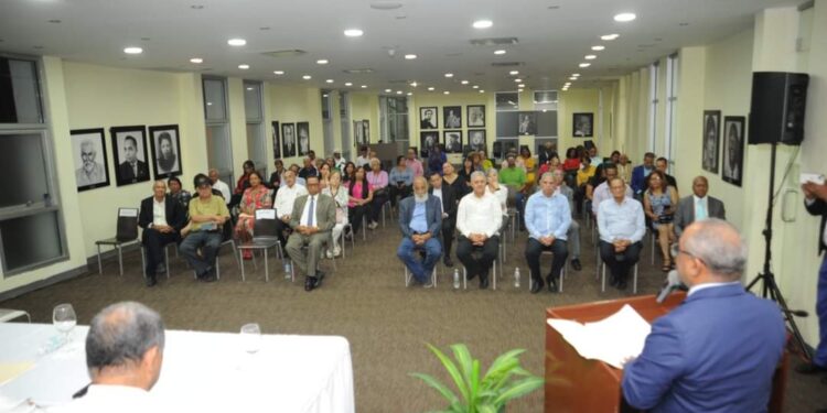 Olivo de León pone en circulación obra sobre periodismo y Relaciones Internacionales