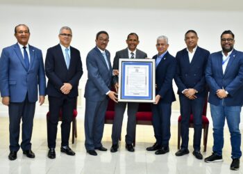 Senado reconoce a Fernando Tatis por su destacada trayectoria en el béisbol nacional y las Grandes Ligas