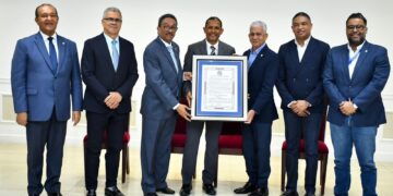 Senado reconoce a Fernando Tatis por su destacada trayectoria en el béisbol nacional y las Grandes Ligas