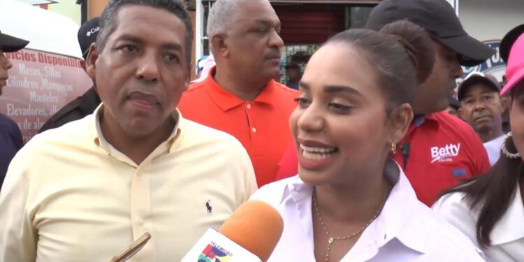 Carlos Ortiz apoya candidatura de Betty Gerónimo 