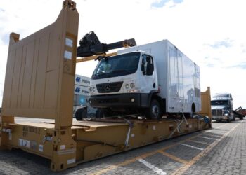 Aduanas recibe donación de moderno escáner móvil