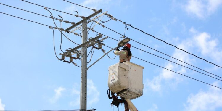 Edeeste avanza con el programa “Iluminado el País” nuevas lámparas LED