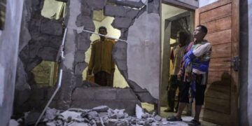 Un terremoto de magnitud 6,1 causa daños leves en edificios al este de Indonesia