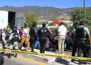 Hallan 37 migrantes hacinados en dos vehículos en Nuevo León, México