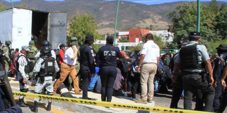 Hallan 37 migrantes hacinados en dos vehículos en Nuevo León, México