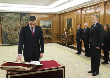 El nuevo Gobierno del socialista Pedro Sánchez en España toma posesión