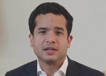 Omar Fernández oficializa candidatura a senador por el Distrito Nacional