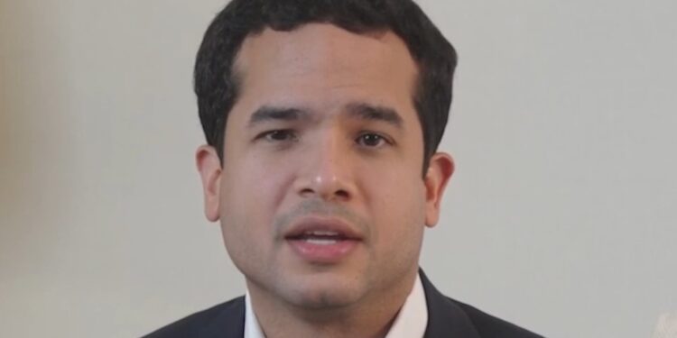 Omar Fernández oficializa candidatura a senador por el Distrito Nacional