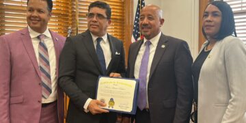 Dío Astacio sostiene encuentro con Adriano Espaillat y Eligio Jáquez en NY; gestiona equipos para SDE
