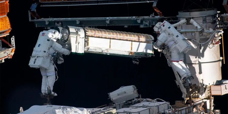 2 astronautas de la NASA concluyen caminata espacial por mantenimiento en EEI