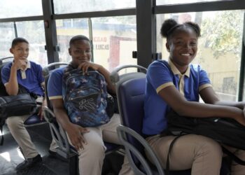 Llaman a padres llevar hijos temprano a paradas de transporte estudiantil