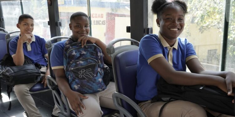 Llaman a padres llevar hijos temprano a paradas de transporte estudiantil