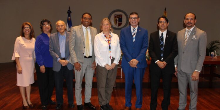 Presentan conferencia " Ética y Gobernanza en el Ejercicio Médico”, a cargo del doctor Ricardo Nieves
