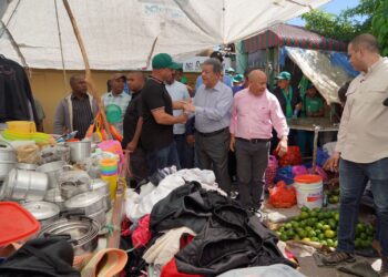 Leonel visita mercado de San Juan para conocer situación de comerciantes