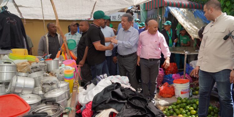 Leonel visita mercado de San Juan para conocer situación de comerciantes