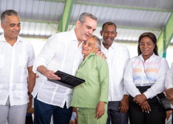Presidente Abinader entrega 1188 títulos de propiedad en Elías Piña y Dajabón