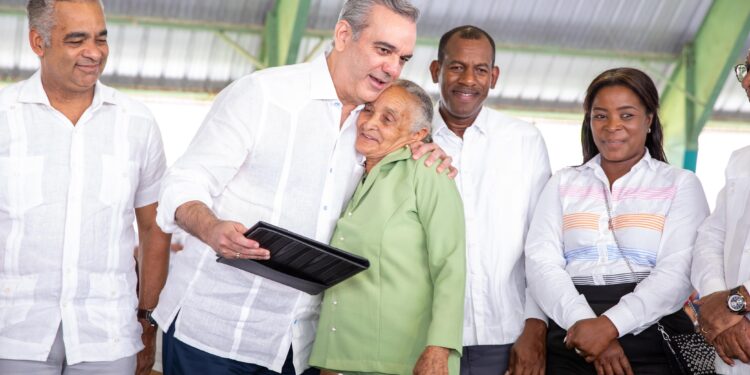 Presidente Abinader entrega 1188 títulos de propiedad en Elías Piña y Dajabón