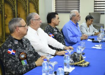 Alberto Then y Comisionado para la Reforma Policial encabezan encuentro con profesionales de la institución para tratar proyectos de mejoras institucional