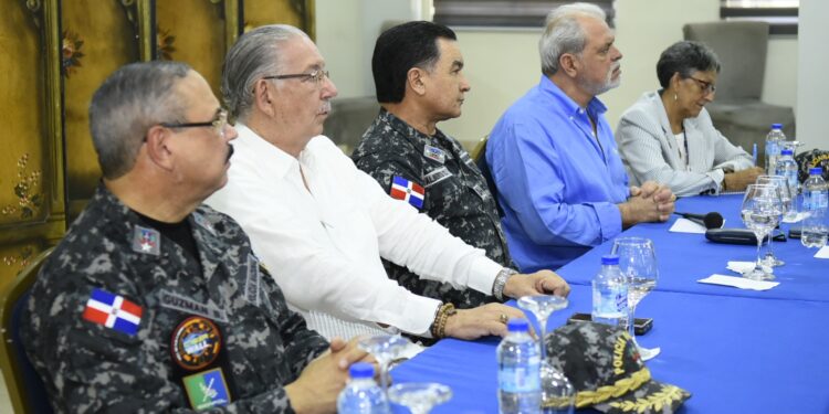 Alberto Then y Comisionado para la Reforma Policial encabezan encuentro con profesionales de la institución para tratar proyectos de mejoras institucional