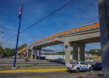 Ministro Deligne Ascención inaugura puente peatonal y motorizado en El Carril de Haina