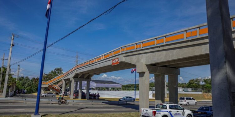 Ministro Deligne Ascención inaugura puente peatonal y motorizado en El Carril de Haina
