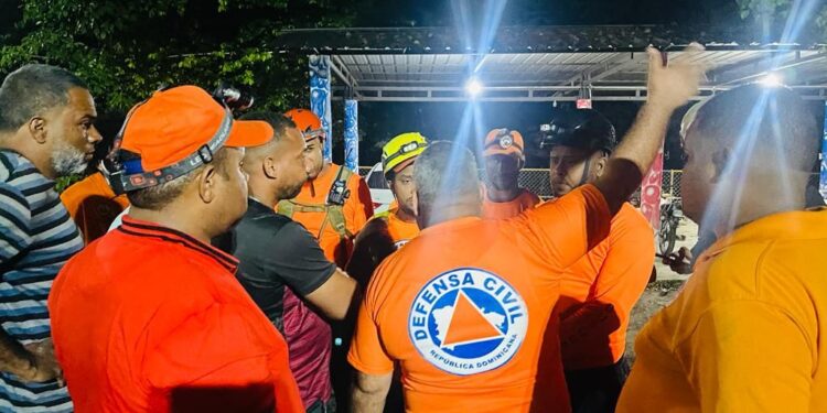 Defensa Civil rescata siete personas con vida tras crecida del Río Fula, Monseñor Nouel