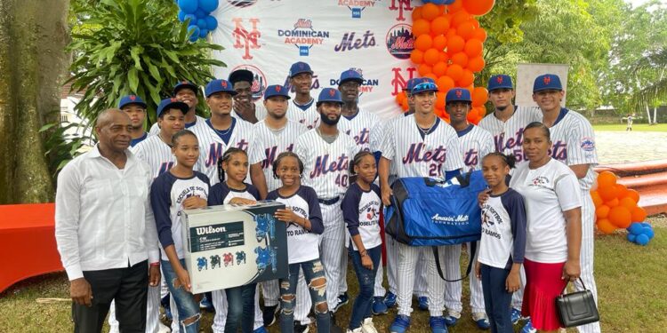 Fundación NY Mets respalda a jóvenes; entrega utensilios deportivos a academias