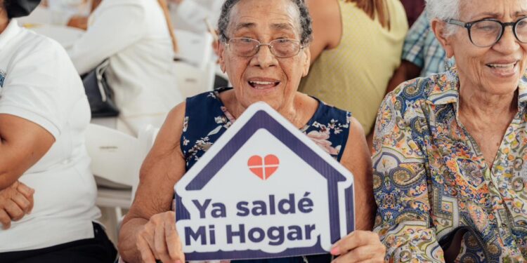 Entregan Títulos de Propiedad y Bonos Saldo Mi Hogar en Invivienda