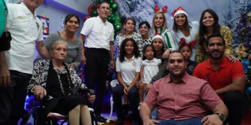 Cruz Jiminián da inicio a la Navidad con tradicional actividad