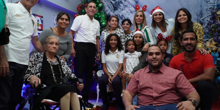 Cruz Jiminián da inicio a la Navidad con tradicional actividad