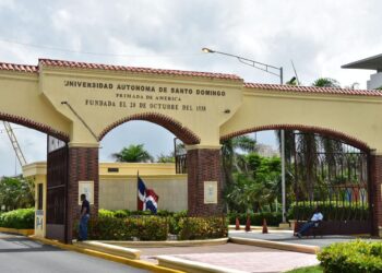 Gremios de la UASD insisten en que tienen derecho a sueldo 14