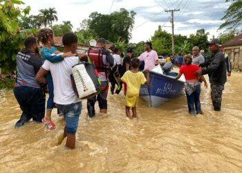Gobernadora y Senador encabezan evacuaciones y acciones de rescate en provincia Duarte