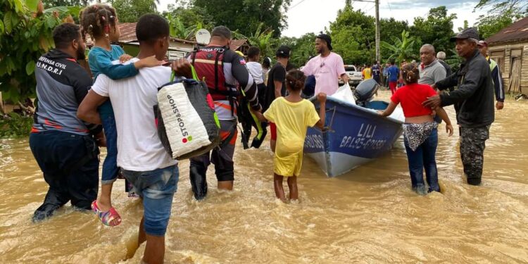 Gobernadora y Senador encabezan evacuaciones y acciones de rescate en provincia Duarte