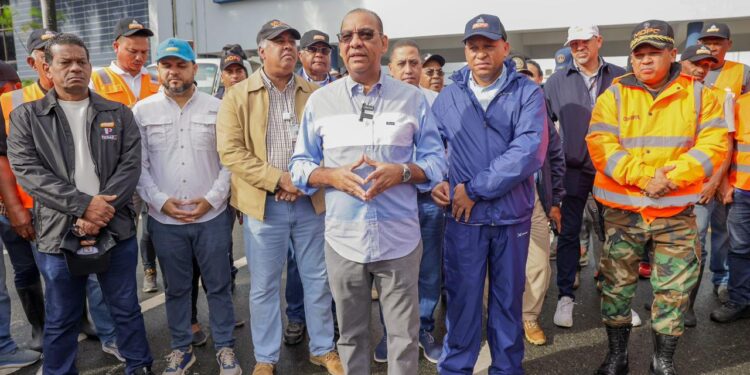 Ministro de Obras Públicas  pone en marcha operativo de limpieza, rescate y ordenamiento de las vías afectadas por las lluvias