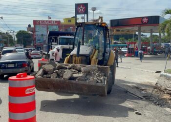 Obras Públicas trabaja en reconstrucción aceras, contenes y pavimento calle Isabel Aguiar afectada por lluvias