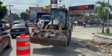 Obras Públicas trabaja en reconstrucción aceras, contenes y pavimento calle Isabel Aguiar afectada por lluvias