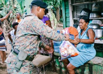 Ejército de RD brinda apoyo a comunidades de Haina afectadas por disturbio tropical