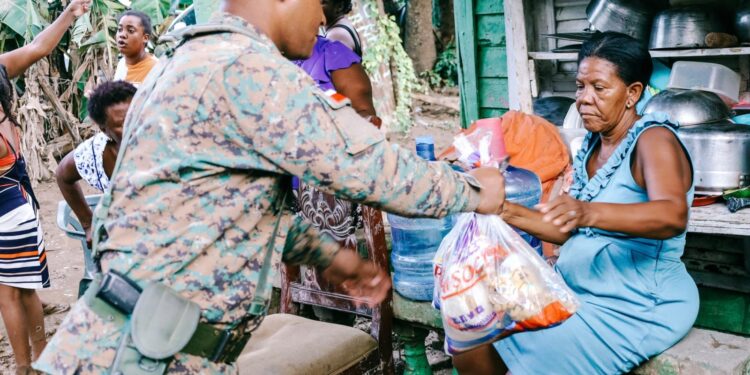 Ejército de RD brinda apoyo a comunidades de Haina afectadas por disturbio tropical