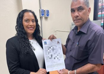 Isha Cabrera oficializa candidatura a diputada por Ultramar ante la JCE